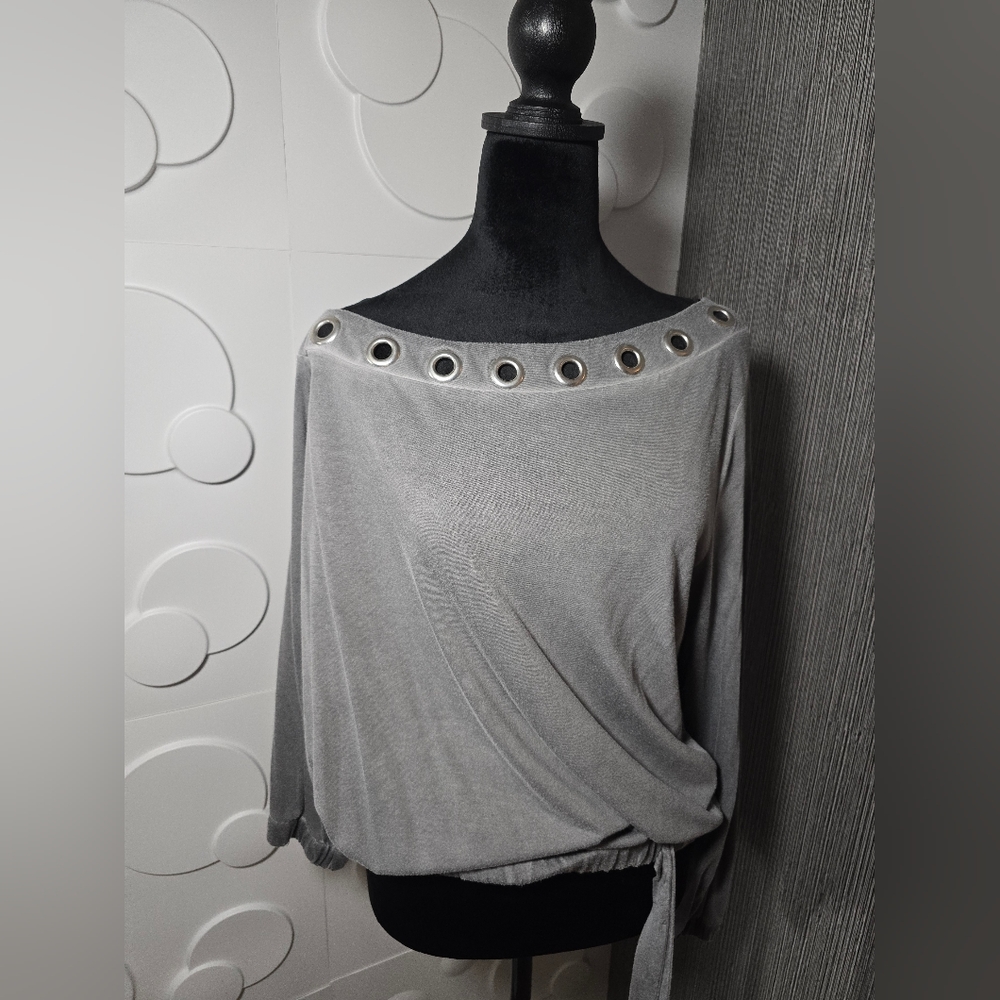 Long sleeves gray shirt